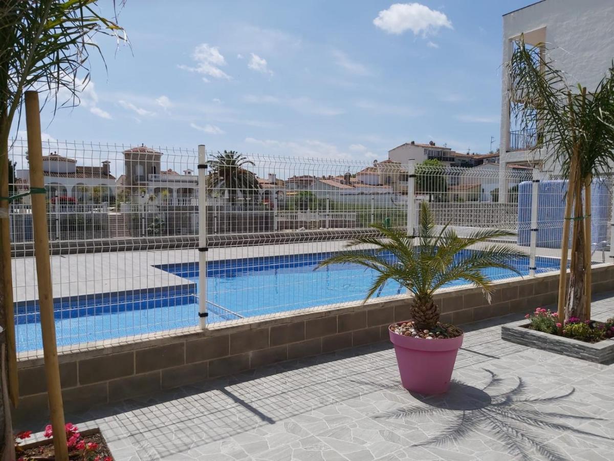 אמפוריבראבה Apartament Amb Piscina מראה חיצוני תמונה